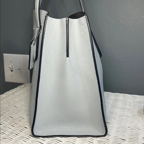 Coach Charlie Carryall - Picture 8 of 17